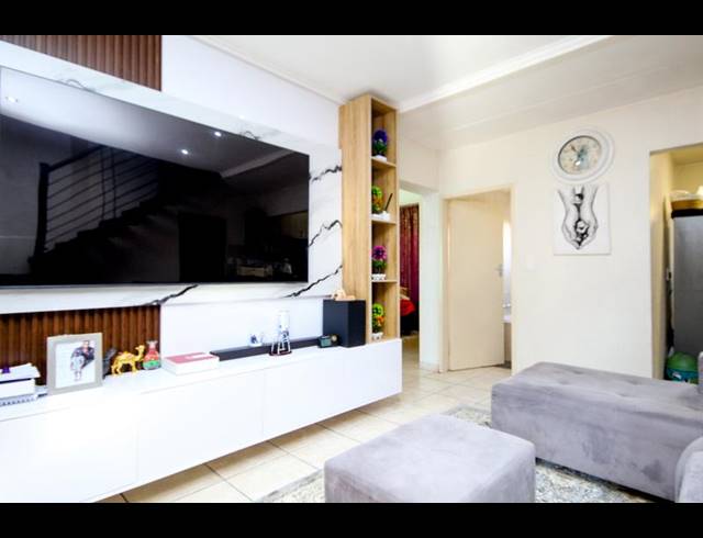 4 BEDROOM TOWNHOUSE FOR SALE IN ROOIHUISKRAAL NORTH